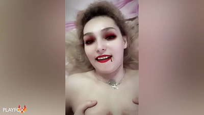 Ivan Helsing anoshungurudza vampire uye anouya pambongoro yake
